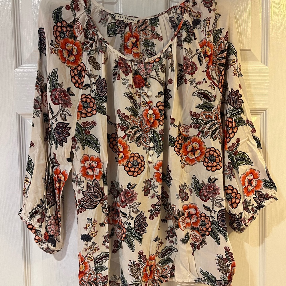 Floral print blouse.
